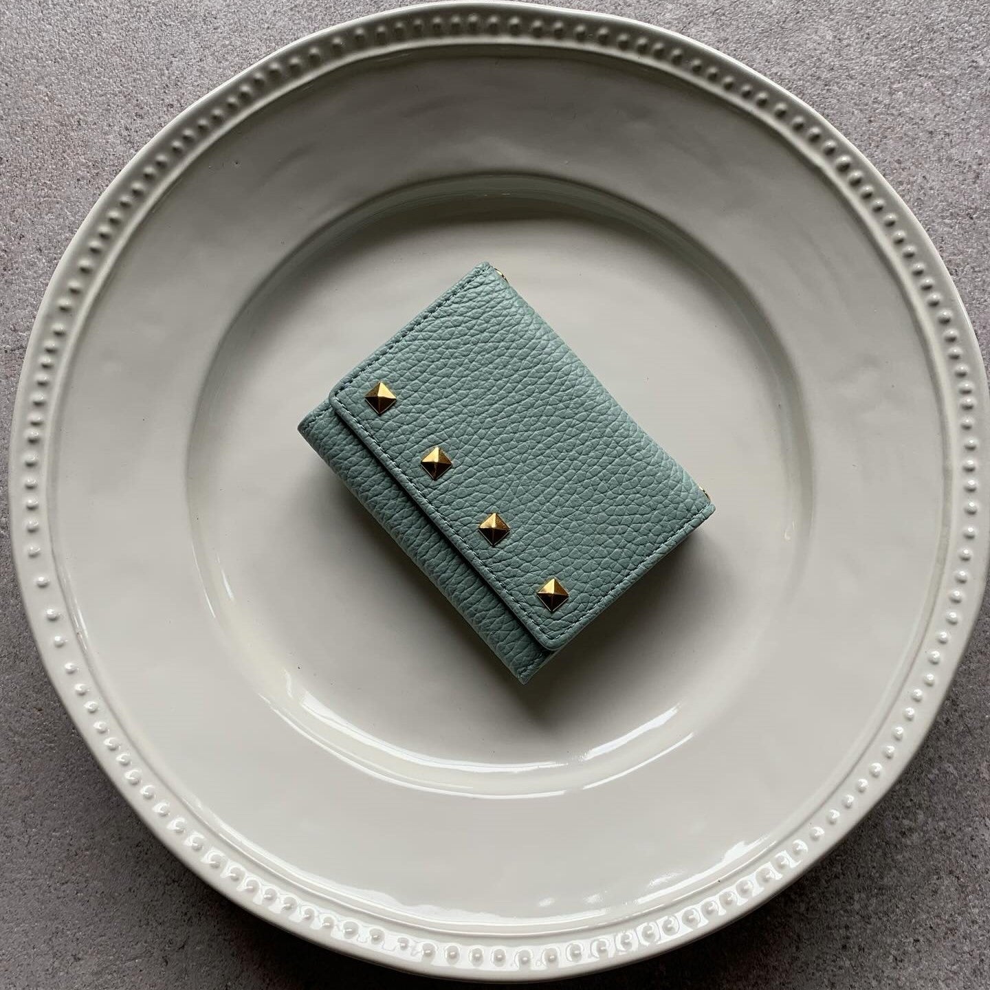 Taglich たぐりっひ タグリッヒ タグリッヒ - 革小物オンラインストア 極小三つ折り財布 +1ポケット アドリア ピスタチオ【ベーシックタイプ】