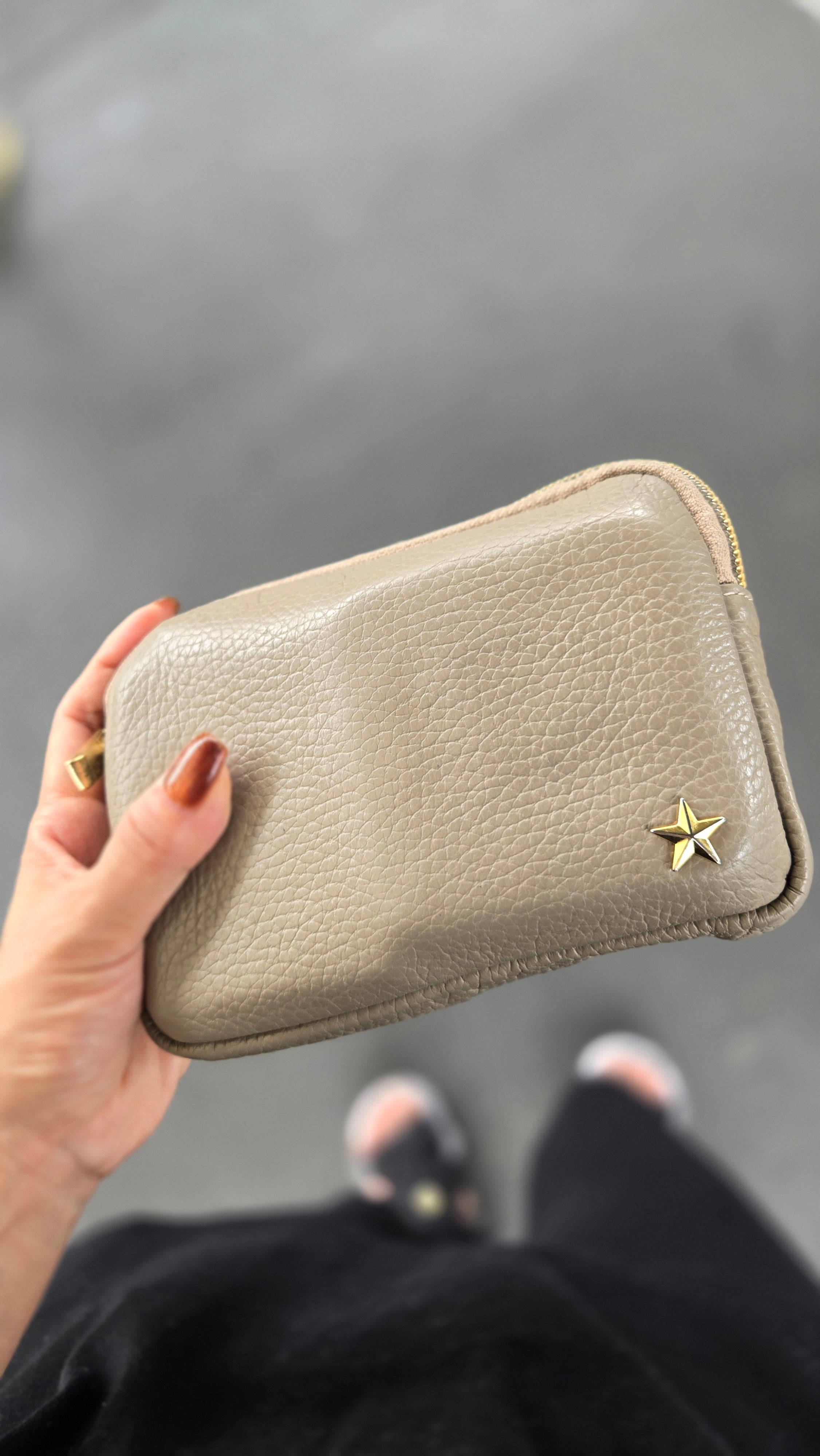 Taglich たぐりっひ タグリッヒ タグリッヒ - 革小物オンラインストア マルチポーチ アドリア グレージュ