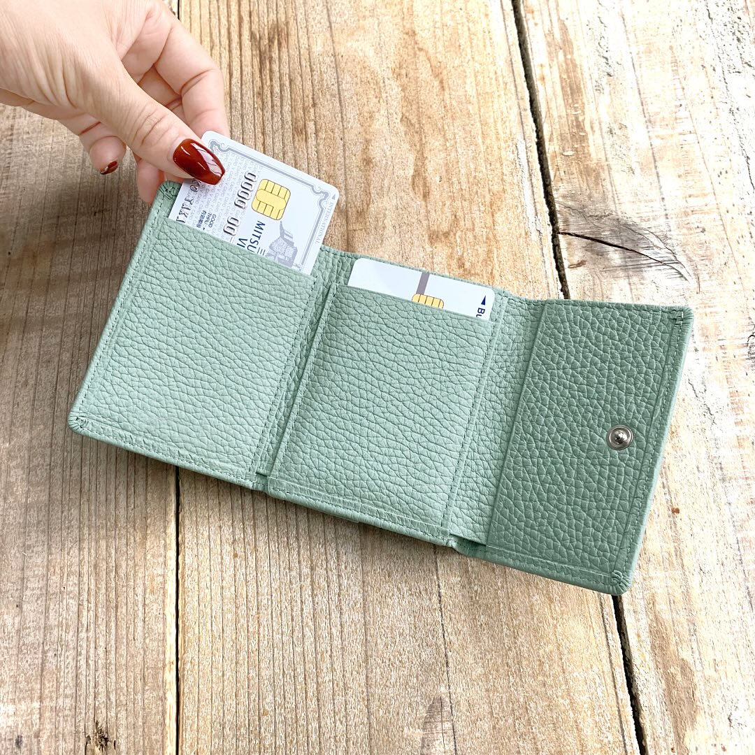 Taglich たぐりっひ タグリッヒ タグリッヒ - 革小物オンラインストア 極小三つ折り財布 アドリア ピスタチオ