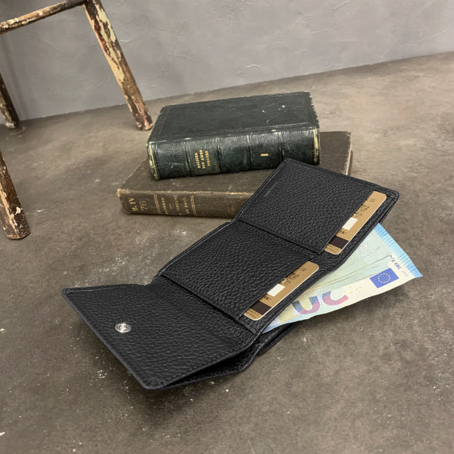 Taglich たぐりっひ タグリッヒ タグリッヒ - 革小物オンラインストア 極小三つ折り財布 アドリア ブラック