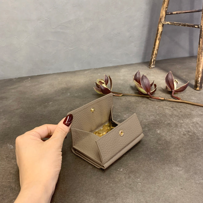 Taglich たぐりっひ タグリッヒ タグリッヒ - 革小物オンラインストア 極小三つ折り財布 アドリア グレージュ