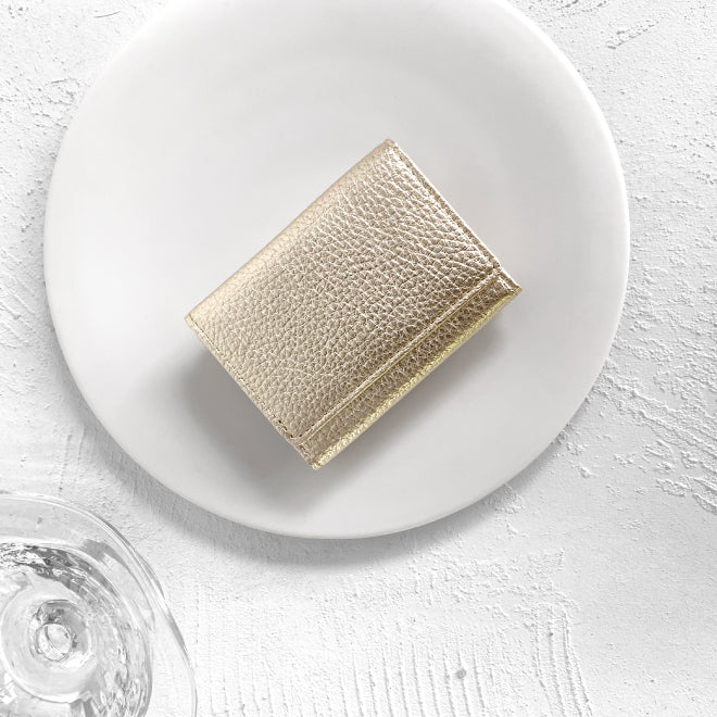 Taglich たぐりっひ タグリッヒ タグリッヒ- 革小物オンラインストア 極小三つ折り財布 ラグジュアリー ゴールド