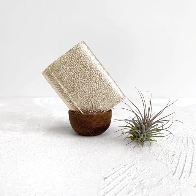 Taglich たぐりっひ タグリッヒ タグリッヒ- 革小物オンラインストア 極小三つ折り財布 ラグジュアリー ゴールド