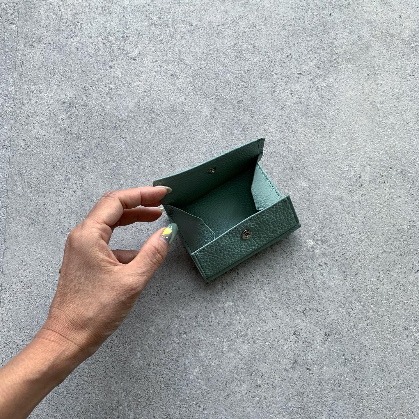 Taglich たぐりっひ タグリッヒ タグリッヒ - 革小物オンラインストア 極小三つ折り財布 アドリア ピスタチオ