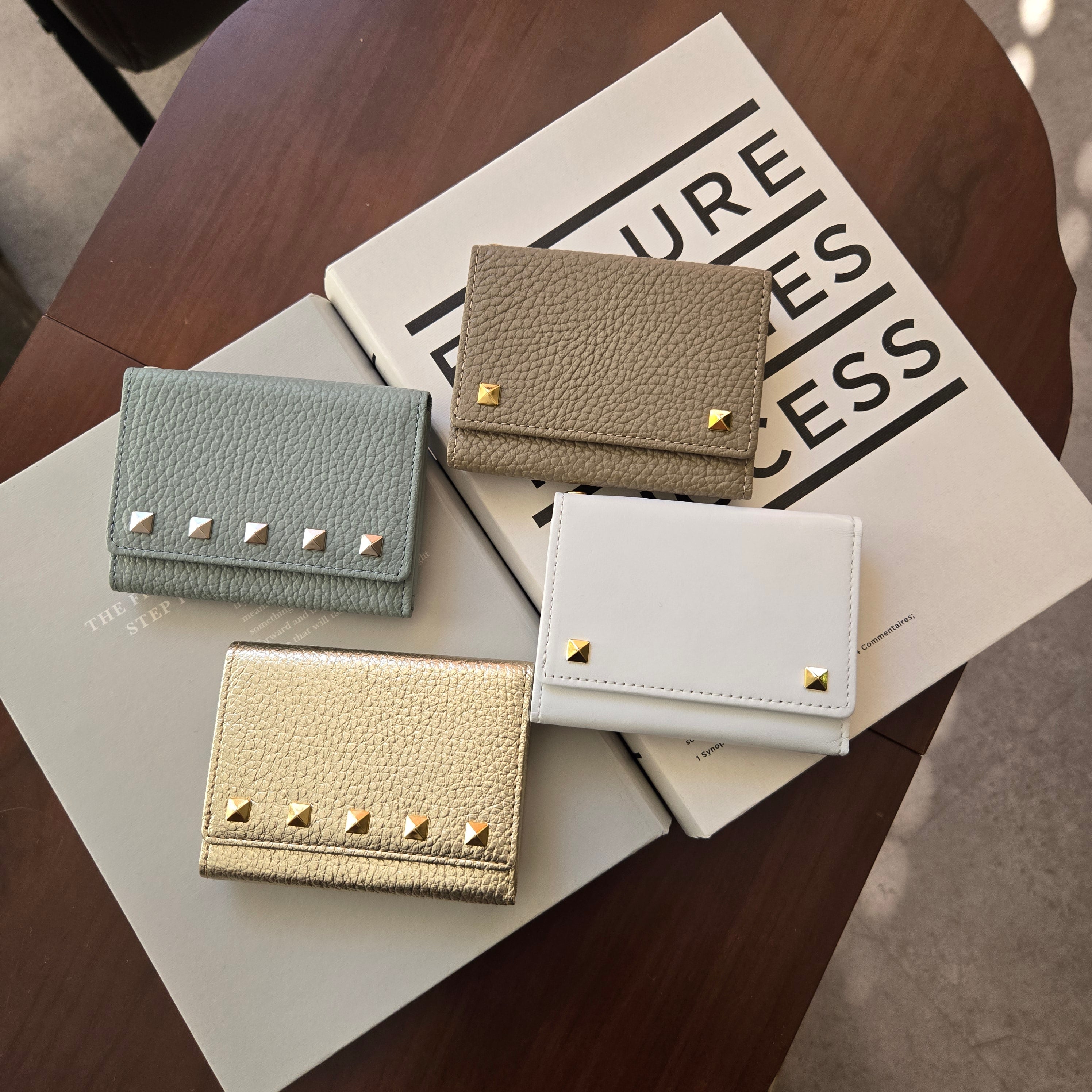 Taglich たぐりっひ タグリッヒ タグリッヒ - 革小物オンラインストア 極小三つ折り財布 アドリア グレージュ