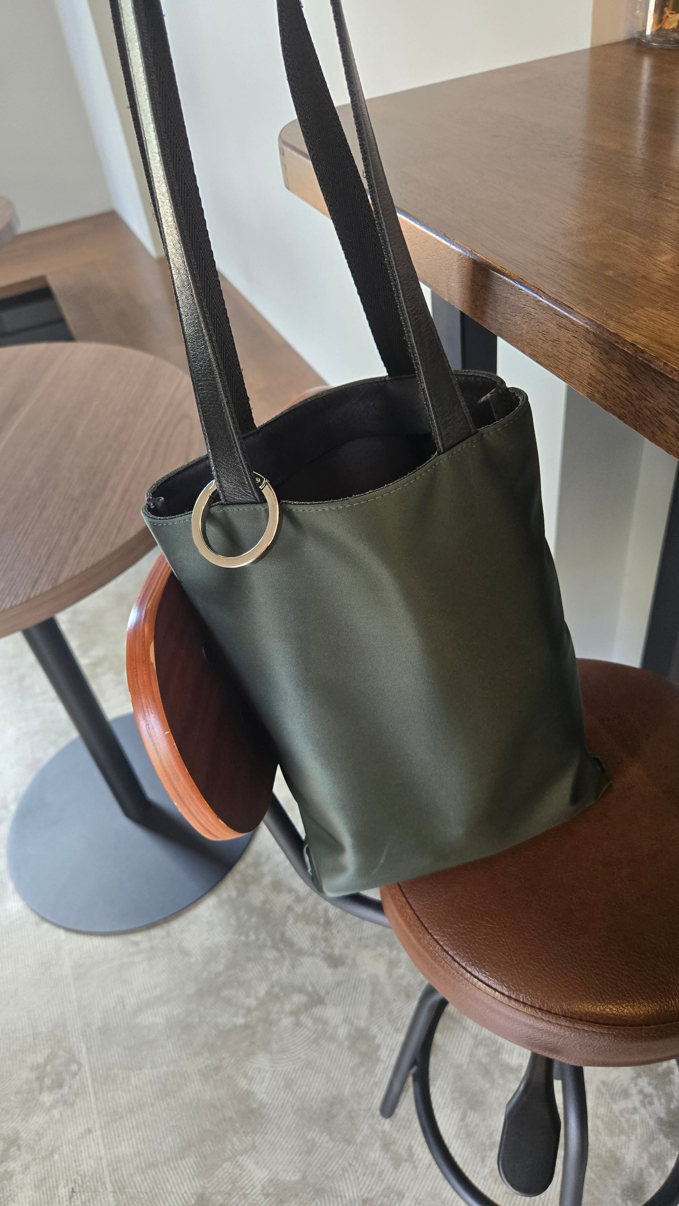 良品　A4収納　トリーバーチ　トートバッグ　ナイロン　エナメル　緑　グリーン ナイロントートバッグ A4 ダークグリーン / taglich タグリッヒ